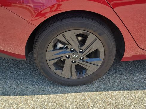 Used 2023 Hyundai Elantra SEL w/ Cargo Package FWD image 5
