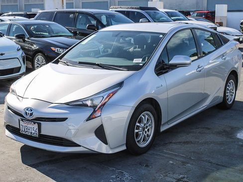Used 2016 Toyota Prius Four image 3
