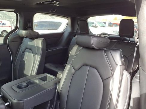 New 2026 Chrysler Pacifica Select FWD image 17