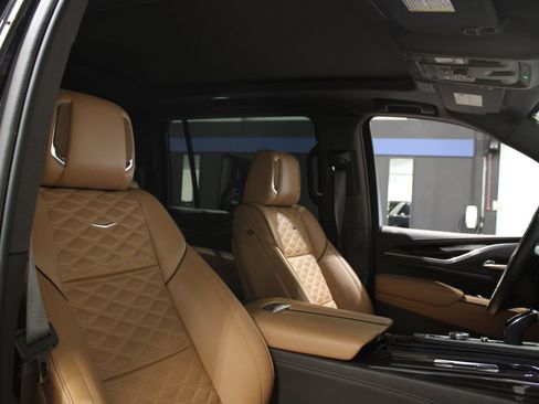 Used 2023 Cadillac Escalade ESV Premium Luxury w/ Performance Package AWD/4WD image 25