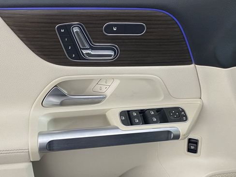 Used 2025 Mercedes-Benz GLB 250 4MATIC image 23