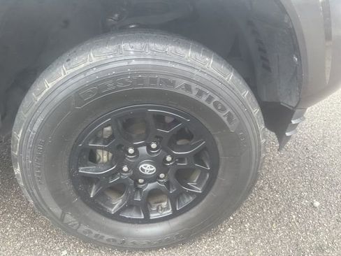 Used 2022 Toyota Tacoma SR5 w/ Technology Package image 4