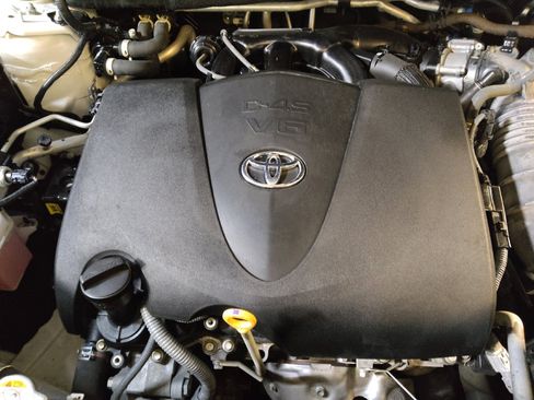Used 2022 Toyota Highlander XLE FWD image 30