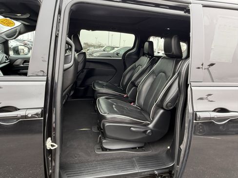 Used 2022 Chrysler Pacifica Limited w/ S Appearance Package image 16