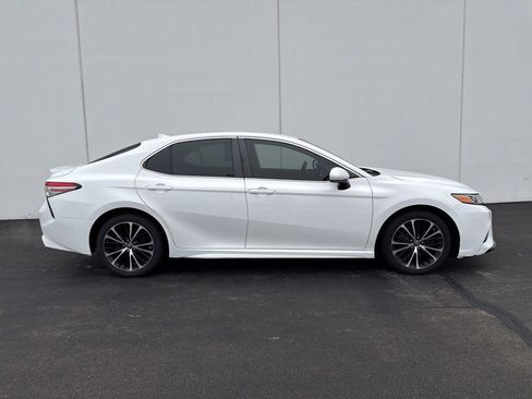 Used 2019 Toyota Camry SE image 2