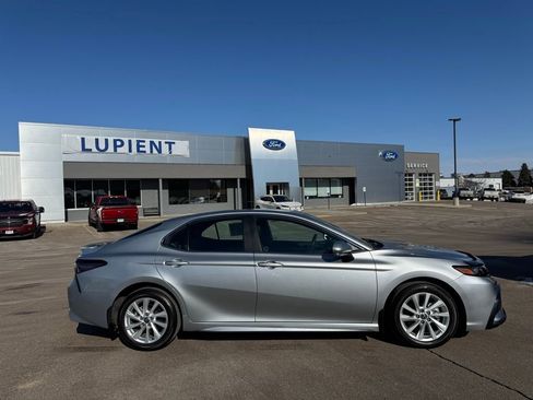 Used 2024 Toyota Camry SE image 2