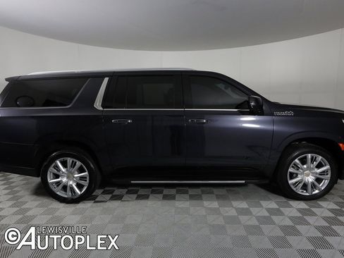 Used 2024 Chevrolet Suburban High Country w/ Advanced Technology Package image 4