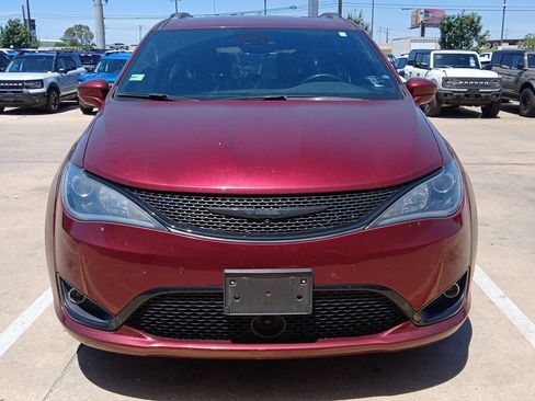 Used 2019 Chrysler Pacifica Touring-L FWD image 2