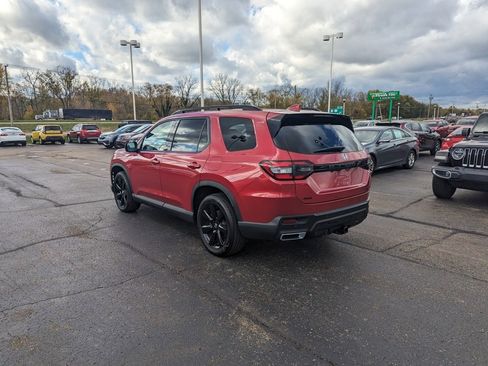 Certified 2025 Honda Pilot Black Edition image 5