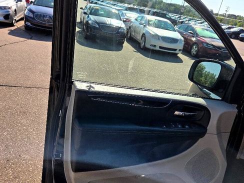 Used 2013 Chrysler Town & Country Touring image 10