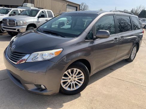 Used 2014 Toyota Sienna XLE FWD image 1