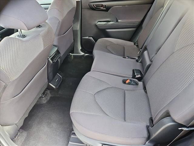 Used 2025 Toyota Highlander LE FWD image 24