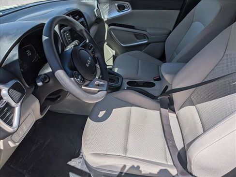 Used 2025 Kia Soul LX w/ LX Technology Package FWD image 15