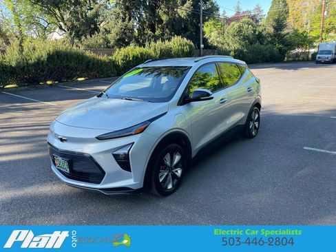 Used 2023 Chevrolet Bolt EUV LT w/ Convenience Package FWD image 2