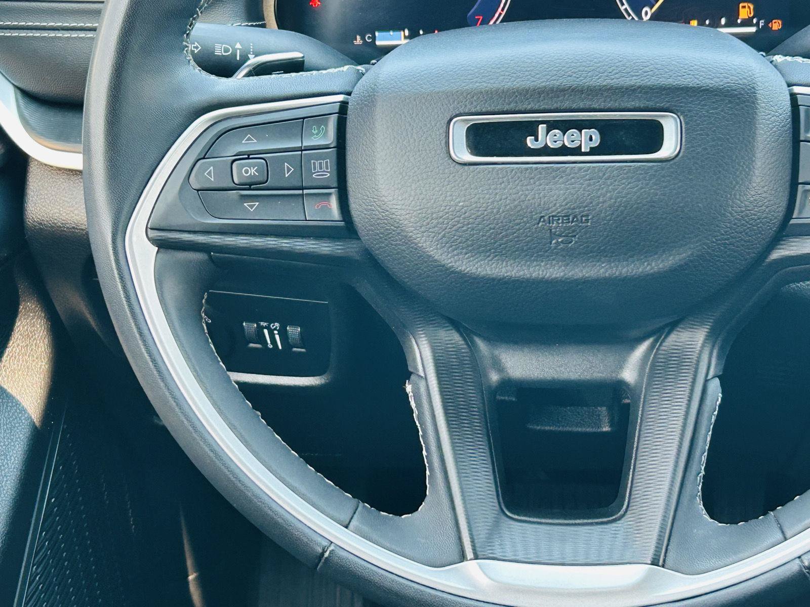 Used 2023 Jeep Grand Cherokee Altitude AWD/4WD image 17