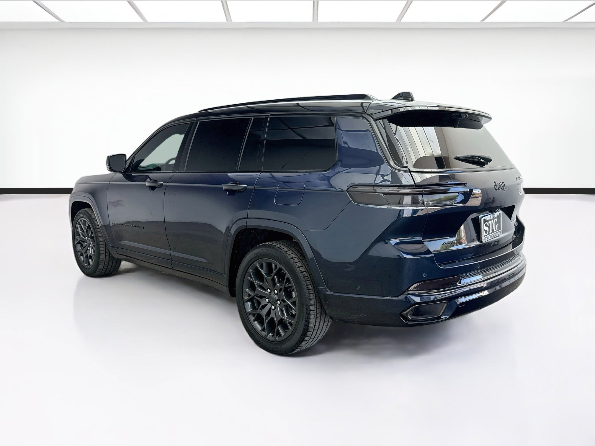 Used 2023 Jeep Grand Cherokee L Summit AWD/4WD image 6