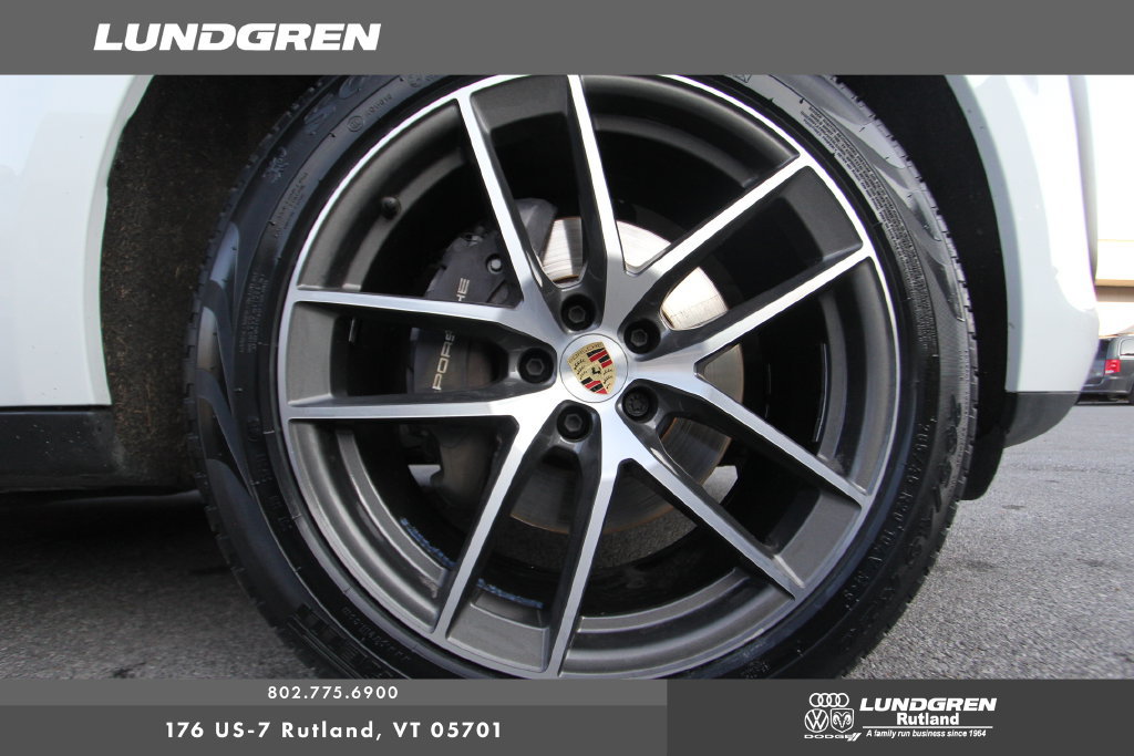Used 2025 Porsche Macan AWD/4WD image 32