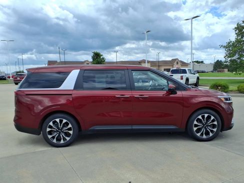 Used 2024 Kia Carnival EX FWD image 6