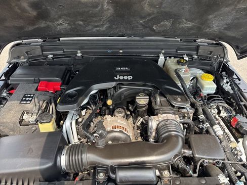 Used 2018 Jeep Wrangler Unlimited Sahara AWD/4WD image 10