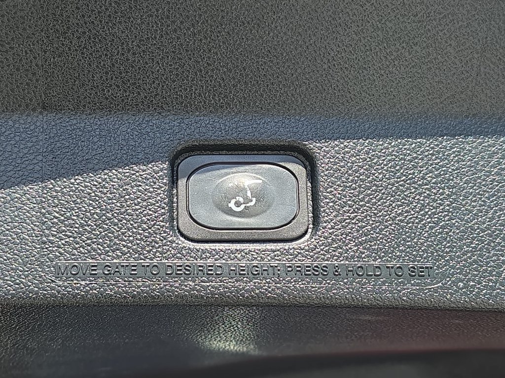 Used 2018 Ford Explorer XLT w/ Equipment Group 202A FWD image 17