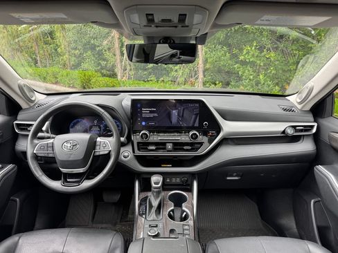 Used 2024 Toyota Highlander Platinum AWD/4WD image 2