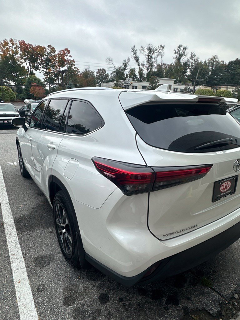Used 2021 Toyota Highlander XLE AWD/4WD image 6
