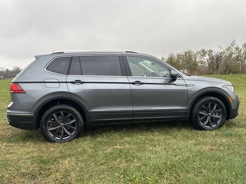 Used 2022 Volkswagen Tiguan SE w/ Panoramic Sunroof Package image 9