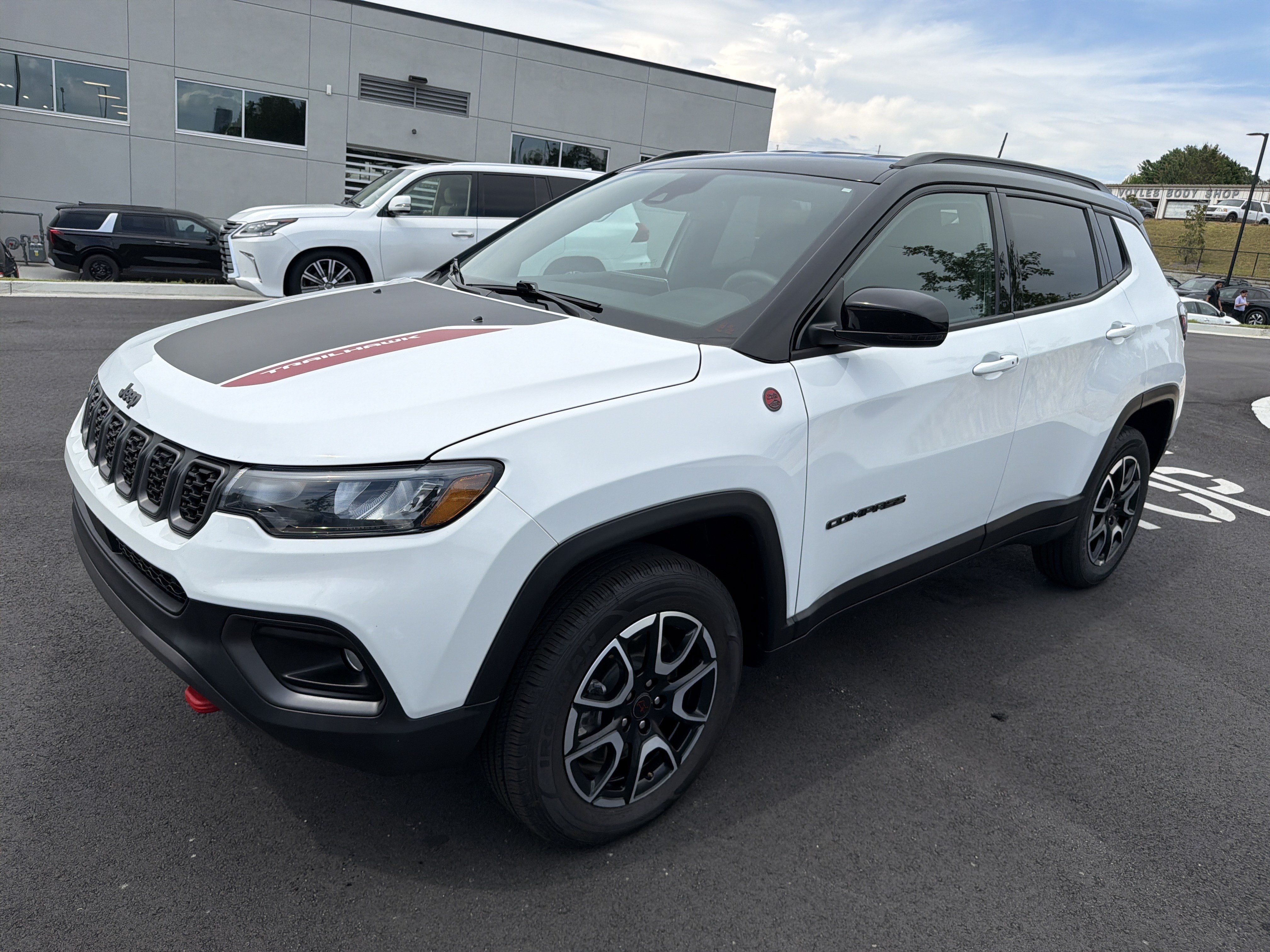 Used 2025 Jeep Compass Trailhawk AWD/4WD image 3