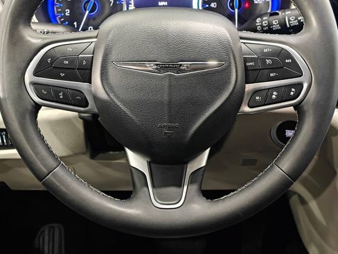 Used 2024 Chrysler Pacifica Touring-L FWD image 5