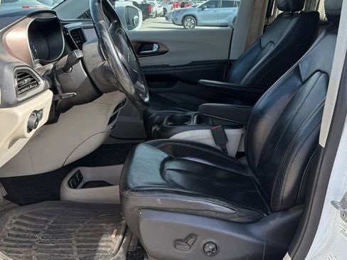 Used 2018 Chrysler Pacifica Touring-L image 12