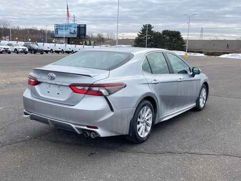 Used 2023 Toyota Camry SE image 3