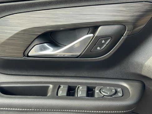 Used 2024 GMC Terrain SLE w/ Driver Convenience Package image 26