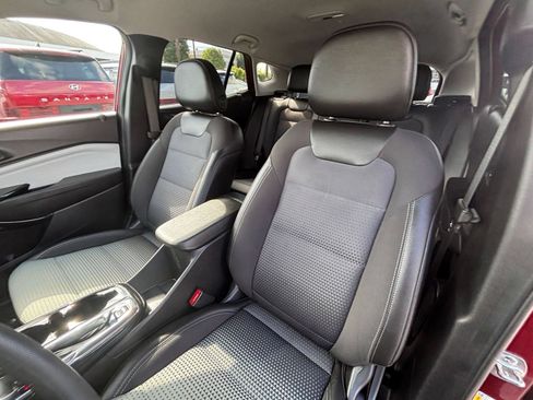 Used 2025 Chevrolet Trax LT FWD image 36