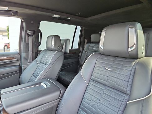 Used 2023 Cadillac Escalade ESV Sport Platinum AWD/4WD image 9