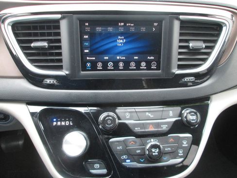 Used 2018 Chrysler Pacifica Touring-L image 18