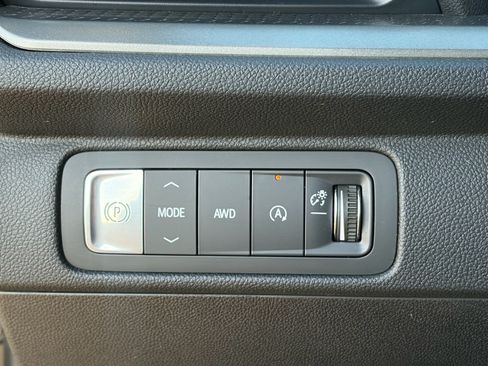 Used 2025 Chevrolet Traverse LT AWD/4WD image 20
