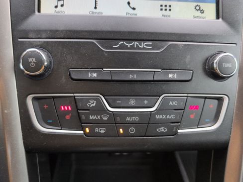 Used 2019 Ford Fusion SE image 22