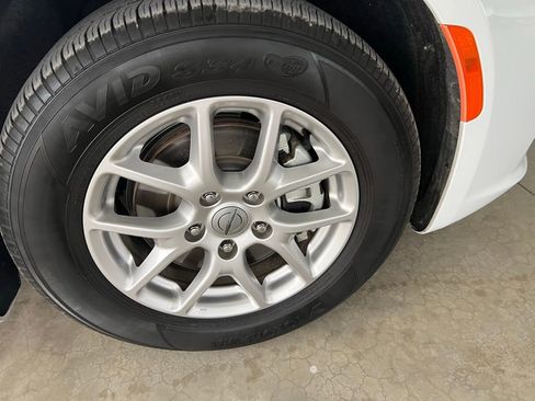 Used 2024 Chrysler Pacifica Touring-L image 29