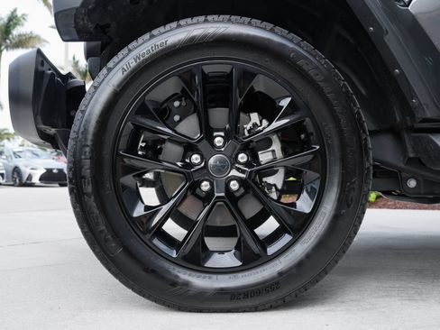 Used 2025 Jeep Wrangler Unlimited Sahara AWD/4WD image 31