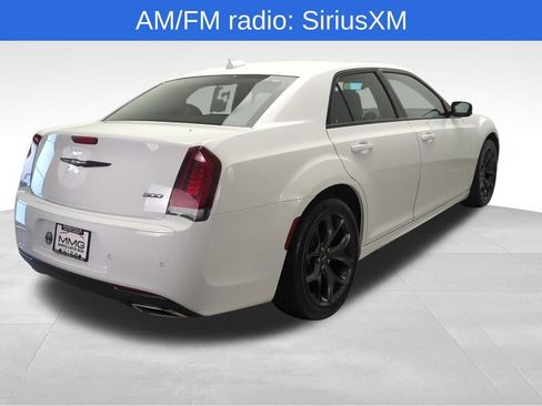 Used 2022 Chrysler 300 Touring L RWD image 7