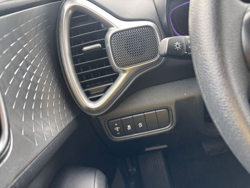 Used 2025 Kia Soul LX w/ LX Technology Package FWD image 32