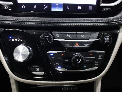 Used 2023 Chrysler Pacifica Limited FWD image 17