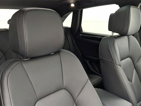 Used 2022 Porsche Macan image 44