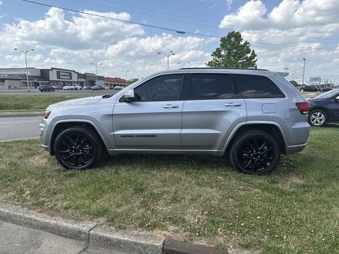Used 2021 Jeep Grand Cherokee Laredo X AWD/4WD image 11