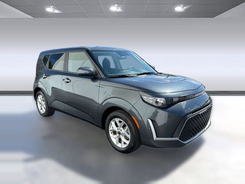 Used 2025 Kia Soul LX w/ LX Technology Package FWD image 6