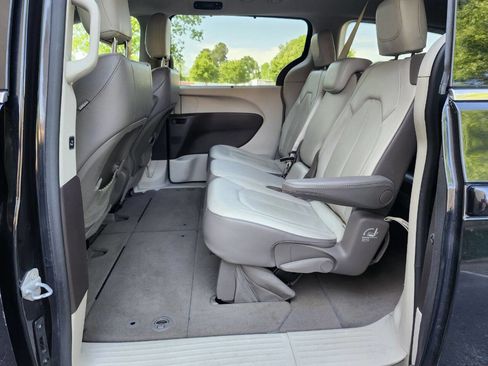 Used 2017 Chrysler Pacifica Touring-L w/ Tire & Wheel Group FWD image 4