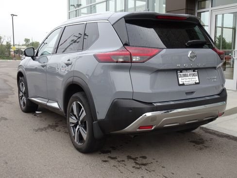 Used 2021 Nissan Rogue Platinum image 3