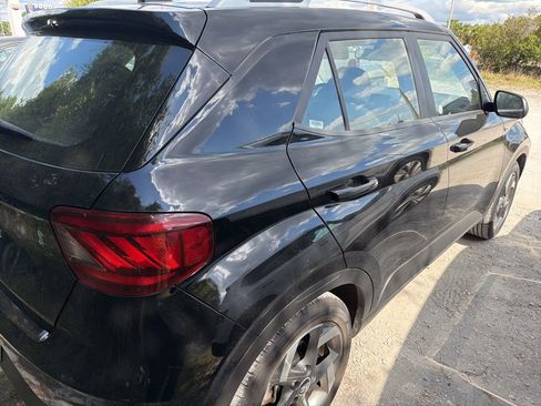 Used 2025 Hyundai Venue SEL FWD image 8