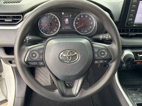 Used 2020 Toyota RAV4 LE FWD image 11
