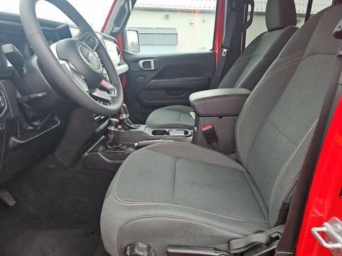 Used 2025 Jeep Wrangler Unlimited Sahara image 11